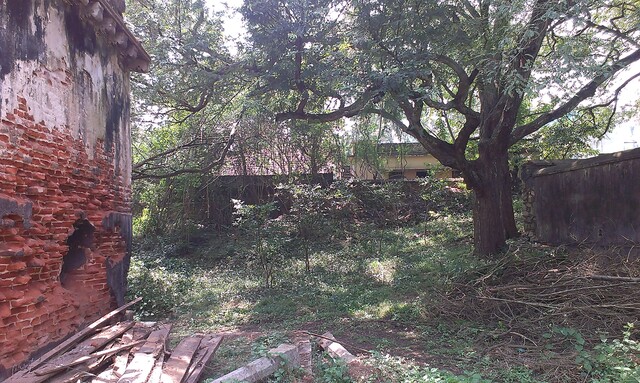 Picture showing an unmaintained outer space space with a building in the side of the Eraniel fort